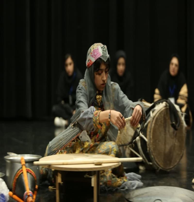 گروه تئاتر خیابانی دبیرستان نخبگان سرای دانش با مدیریت و سرپرستی  خانم میهن مکی جشنواره امید فردا