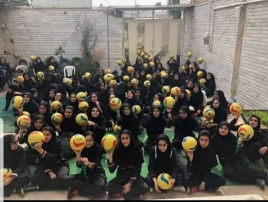 اهدا توپ به دانش آموزان به مناسبت روز دانش آموز